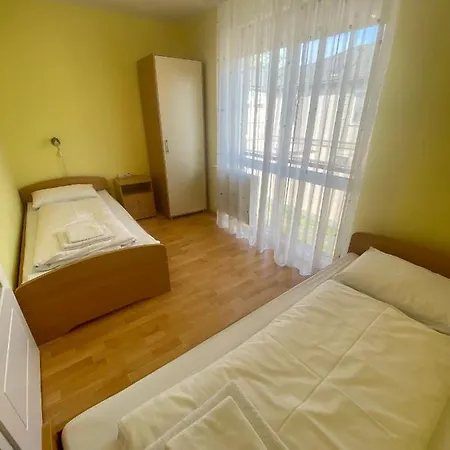Hajnal Vendeghaz Apartment *