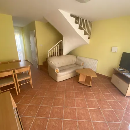 Hajnal Vendeghaz Apartment *